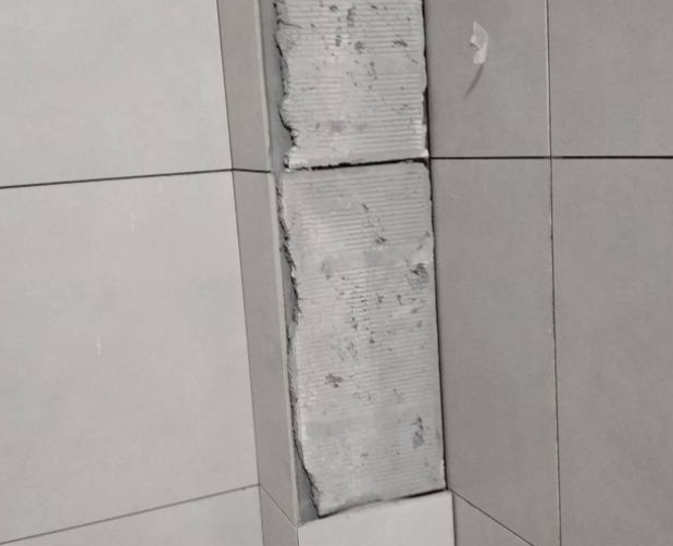 西丰瓷砖空鼓维修公司分享下瓷砖施工前基层浇水润湿程度不足，可能导致以下问题