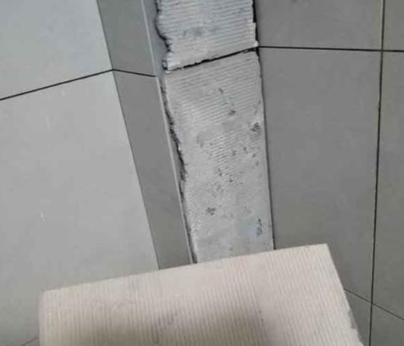 西丰瓷砖空鼓维修公司分享下厨房瓷砖脱落的补救措施。